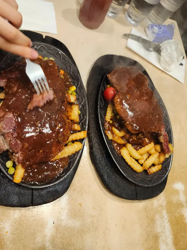 黑椒西冷牛扒▪︎牛扒分量十足，叫咗七成熟，切開後肉色粉嫩。