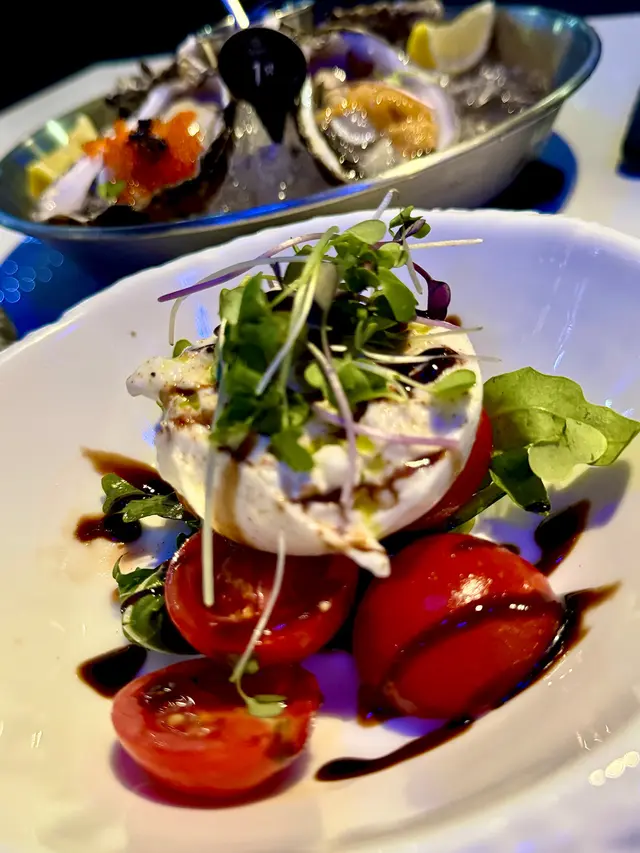 蕃茄流心水牛芝士沙律