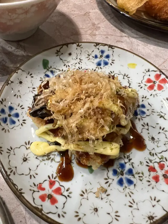 廣島蠔大阪燒,鍾意佢香濃既風味,特別係蠔嘅爆汁鮮味!鮮嫩多汁嘅廣島蠔搭配豐富配料椰菜,無得頂