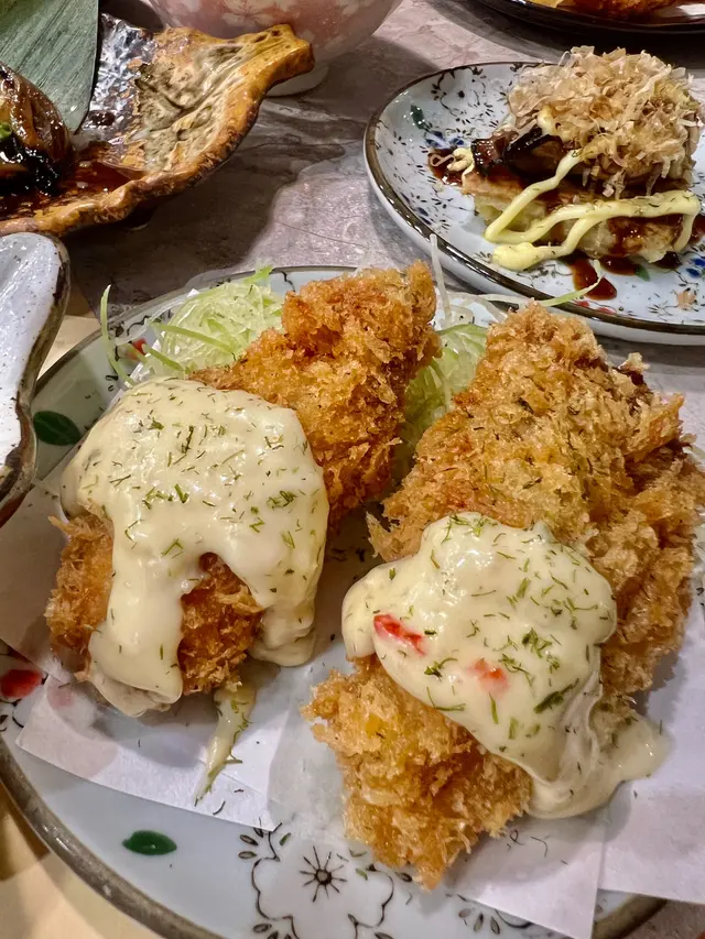 日式吉列廣島蠔,炸得金黃脆口,蠔鮮味又飽滿,粉漿夠薄,食落仲有鮮甜味,好驚喜!
除咗蠔之外、
仲食咗大蔥清酒煮蜆(鍋),清酒嘅微甜加上蜆肉鮮嫩嘅滋味,完美配合!每隻蜆肉充滿濃濃嘅酒香,簡單啲調味保留到原始嘅鮮味。
牛肉壽喜燒,牛肉片薄切均勻,入口柔軟中帶有細緻咬勁,原汁原味,香氣四溢!
燒秋葵串:口感爽脆,烤到啱啱好,保留秋葵嘅鮮嫩口感。
牛舌串:搭配煙烤嘅香氣,爽口彈牙!厚切牛舌外焦內嫩,裡面肉質粉嫩,Q彈爽口。
炸大腸,保留咗腸嘅肥膏,炸起嚟更香口!好夠味
燒魷魚,魷魚肉幾厚身,彈牙鮮甜,火候啱啱好!
4分鐘前傳送