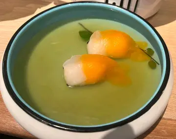 潮汕炸蠔餅，呢味係最好食；鬆脆外表，內心有新鮮大隻鮮蠔。價錢$89，唔算貴