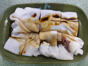 Jum bilan qoplangan katta sikning fotosurati