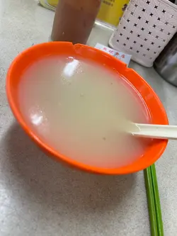 好耐都無黎灣仔熟食中心,自從搬左office後都好少再黎,心血來潮想食星洲米,今次幫襯好耐無食既英記,今日叫咗個星洲炒米,餐前有例湯,個碗崩晒😒本身黎得熟食中心,服務,環境,衛生不在評分當中。但求夠飽。
例湯偏淡,飲左半碗算
主角到場星洲米…個米濕既,唔乾身,夠熱,但整體無咩咖喱味,俾以前水準都退左唔少步。
杯熱奶茶漏左單,追左一追,值得一讚係服務都唔錯,無咩態度,埋單$47,响灣一仔區,除左二餸飯外,呢個價錢唔要求咁多😄
整體黎講:食過一次就可以,下次如果再黎灣仔都應該未必再食了