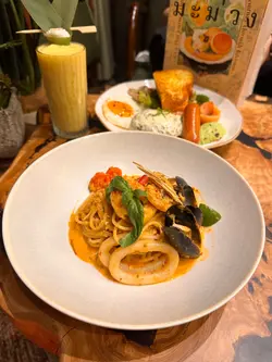 椰香冬蔭功海鮮意粉 