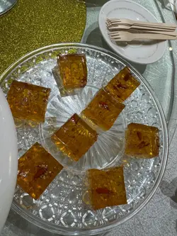 花胶冬菇鹅掌煲~ 鹅掌软糯味浓，容易脱骨， 花胶弹牙黏嘴，冬菇厚身入味; 
荔枝柴熏烧鹅~皮脆肉嫩，鹅肉淡淡烟熏味道; 
姜葱焗美国桶蚝煲~ 蚝肉有手掌大，满满的姜葱香气，一咬爆汁

