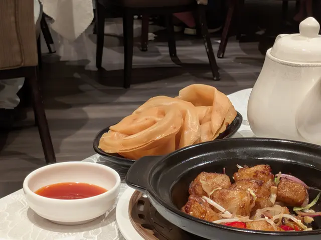 中間大把位佢係要將碟野擺喺枱邊