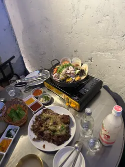 新鮮鮑魚，扇貝，魷魚，蝦，蜆