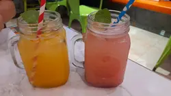 左:活乳酸粒粒百香果梳打少冰,右:活乳酸草莓果蓉梳打