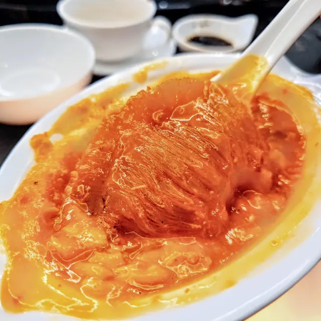 🐑金湯蟹皇鮑翅，用小蠟燭喺底部助熱，有心思，魚翅份量超多，幾乎個碗有咁大，整片魚翅就有咁大，目測每碗絕對有三両翅，金湯個獻推得好緊緻，滿滿嘅蟹膏、蟹肉，口感十分豐富