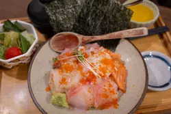 四色鱼生温泉蛋丼