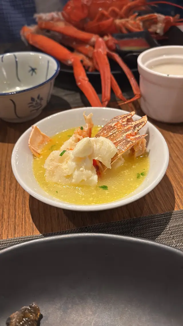 第一次食龍蝦係咬唔爛，overcook到不得了，試左3碗都係好硬，最後忍唔住同經理投訴，真係第一次食到甘嬲