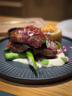 美国和牛牛肩肉眼芯伴配芝士烟肉焗美薯