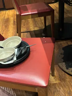 上一手嘅食物殘渣跌晒落張凳度