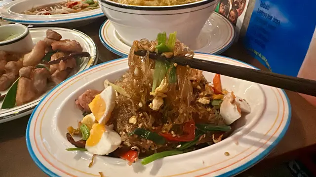 炒粉絲炒得好夠鑊氣!🤩
粉絲食落夠乾身,
配上泰式酸腸和咸蛋黃,
味道鹹鹹酸酸,味道又意外地幾夾,絕對值得一試!🥳
泰式酸腸可謂這道炒粉絲嘅精髓!🥰