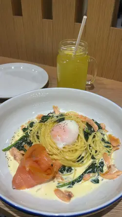 温泉蛋烟三文鱼菠菜忌廉意粉