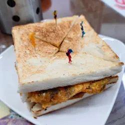 🐑麻辣公司三文治，如果有食开深水埗新香园的话，一定知佢必食嘅就系三文治，当中又以蛋牛治为首选。仲系试业中嘅旺角店，有个麻辣公司治，将麻辣酱沟入蛋浆，连同罐头碎牛一齐煎，造成了麻辣蛋牛馅，夹喺其中一层多士之间，公司治另一层嘅馅料系煎午餐肉，三层多士加两层馅料，就造成了呢个麻辣公司治。蛋牛煎得非常出色，入面仲有少许蛋汁，加咗麻辣更添多一分香辣味，配合煎午餐肉简直邪恶至极，必吃😆