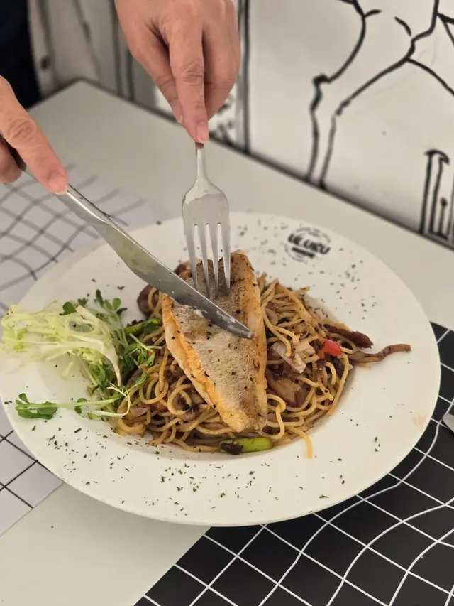 香煎石斑扒配珠江橋牌豆豉鯪魚炒意粉