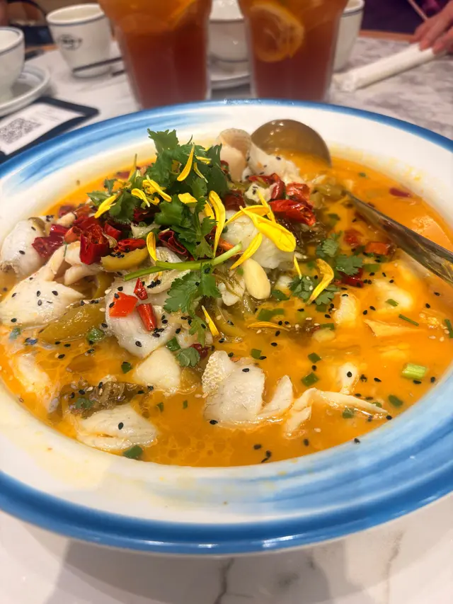【湘野大角咀店|剁椒魚頭香辣暴擊!酸菜魚鮮到女友狂扒飯,服務暖過湖南柴火灶🌶️】
🐟 「洞庭湖剁椒魚頭」 絕對是湘菜之魂!大魚頭鋪滿紅黃雙色剁椒,蒸得魚肉嫩滑如豆腐,辣中帶鮮。女友吃得鼻尖冒汗還不停筷,直呼「這辣度是心動的感覺」,最後連墊底的寬粉都吸盡辣汁掃光~
🌊 「老壇酸菜魚」 湯底酸辣醒胃!黑魚片薄如蟬翼,酸菜脆爽不死鹹,女友連喝三碗湯還搶我碗裡的魚片,嘟囔著「這鮮味值得破戒吃宵夜」!