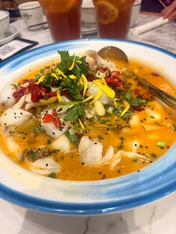 【湘野大角咀店｜剁椒鱼头香辣暴击！酸菜鱼鲜到女友狂扒饭，服务暖过湖南柴火灶🌶️】

🐟 「洞庭湖剁椒鱼头」 绝对是湘菜之魂！大鱼头铺满红黄双色剁椒，蒸得鱼肉嫩滑如豆腐，辣中带鲜。女友吃得鼻尖冒汗还不停筷，直呼「这辣度是心动的感觉」，最后连垫底的宽粉都吸尽辣汁扫光～

🌊 「老坛酸菜鱼」 汤底酸辣醒胃！黑鱼片薄如蝉翼，酸菜脆爽不死咸，女友连喝三碗汤还抢我碗里的鱼片，嘟囔著「这鲜味值得破戒吃宵夜」！

