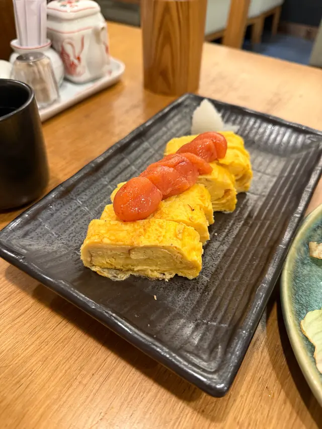 一般餐廳的明太子玉子燒因為成本問題，都是用明太子醬，但一平安是用整條真的明太子，鮮味真是其他餐廳無法比美, 非常推介