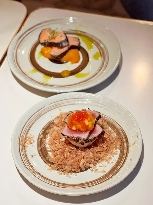 胡椒芝麻煎黃鰭吞拿魚柳、鮮果莎莎、三文魚籽