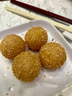 黃金煎堆仔，炸至金黃色，入面仲有流心奶黃，食落去外脆內軟，暖笠笠。