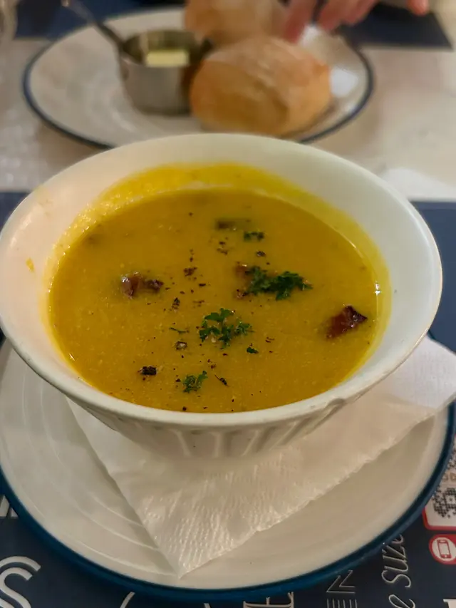 餐湯:南瓜湯和法式餐包