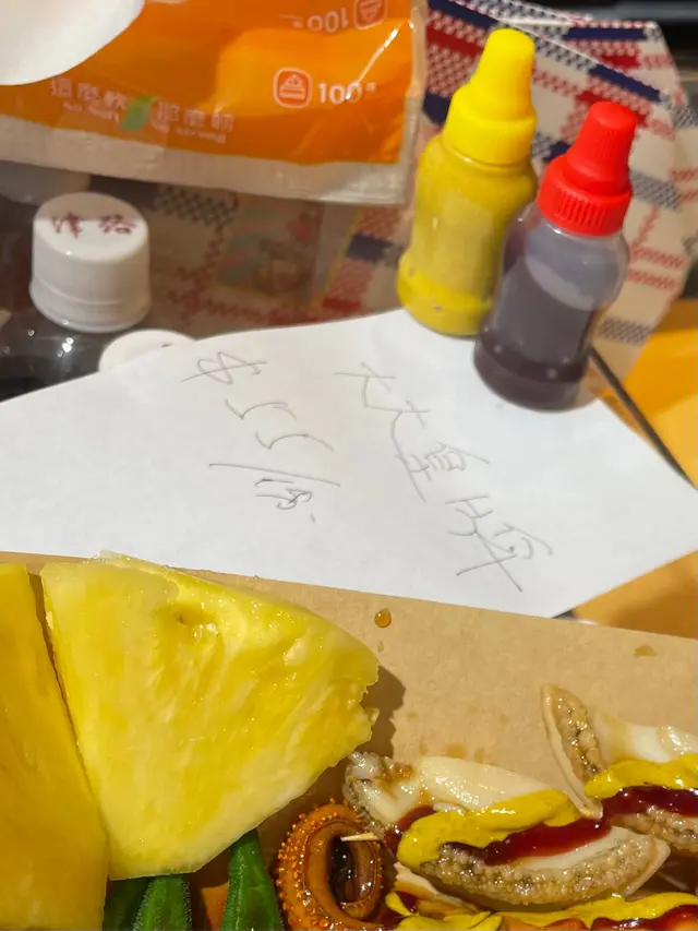 @在旺角逛街路过看到的这家小店！好多学生党围着啊！主打卤水！价格超级实惠，一串才十几块钱。墨鱼个头挺大，咬下去特别有嚼劲，那种鲜味在嘴里散开，搭配的酱料也很赞，甜酱甜而不腻，混酱带点微辣，特别开胃。每次去都忍不住要买好几串边走边吃，太满足了！
      55元的套餐就够饱啦，那边酱汁超赞！老板娘态度也很好很亲切！在路边吃就是爽！

#香港 #香港美食 #香港吃喝玩乐 #香港街头小吃 #香港旅游 #香港必打卡 #藏在角落的美食 #香港打卡 #香港美食推荐 #走街串巷找美食#街边美食#香港冷卤