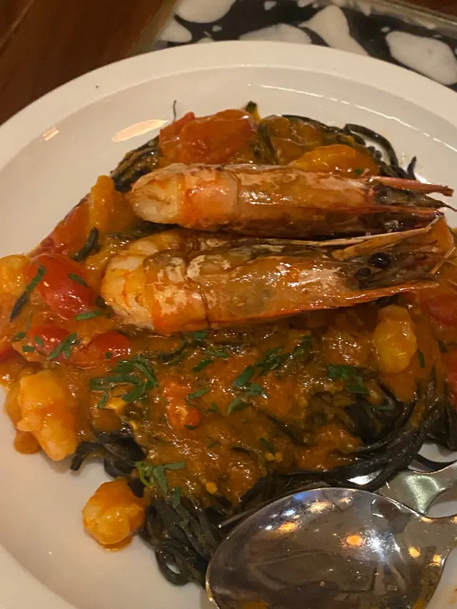 大蝦海鮮濃汁黑吉他麵