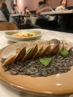 白酒煮蚬配墨汁意大利饭