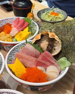 鲔鱼中腹蟹盖海鲜丼