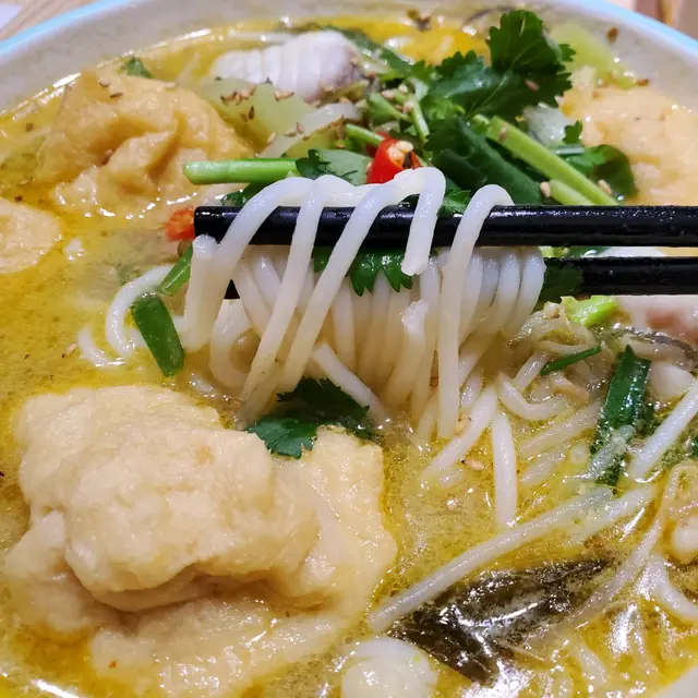 金湯酸菜魚米線
