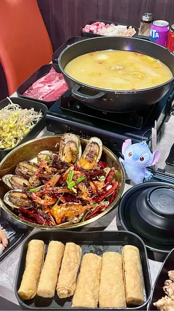 招牌火锅锅底一端上来，浓郁的香气就直钻鼻腔。金黄色的胡椒猪肚鸡汤锅底，肉眼可见的真材实料，喝起来超级鲜美！
🦐海鲜拼盘里的食材都超新鲜，肥美的大虾和弹牙的鲍鱼，每一口都是大海的味道。
🥗凉菜也丝毫不逊色，丰富的配料和恰到好处的调味，清爽又解腻。
