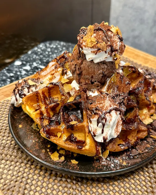 三重朱古力窩夫配朱古力雪糕