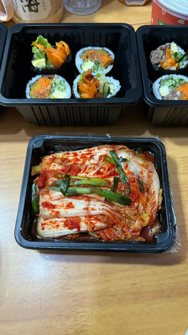 各款kimchi 獨立包裝衛生,辣辣得嚟開胃、有啲麻香十足,用來餸粥餸飯