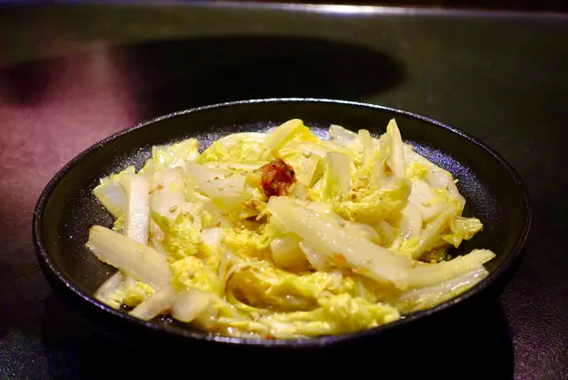 [推介程度] 🟡🟡🟡🟡⚪️(4/5)
白菜的脆甜、梅子的酸爽經麻油提香後，瞬即成一道平衡油膩感的下酒菜👍💕