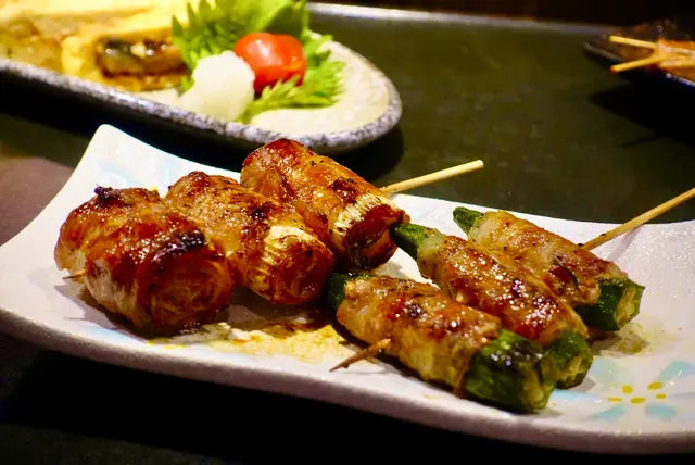 [推介程度] 🟡🟡🟡🟡⚪️(4/5)
串燒同樣是我平常喜愛的下酒菜，燒大蔥豚肉串和汁燒豚肉卷秋葵風味略有不同。前者的大蔥滲滿豬肉油香，與自身的甜味完美交融，而後者則為脆滑雙重口感之作，推薦愛以串燒伴濃厚啤酒的朋友品嚐💕