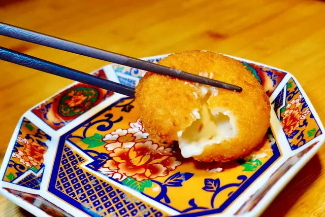 [推介程度] 🟡🟡🟡🟡⚪️(4/5)
金黃酥脆的香口小吃誰不愛！？一口咬下，濃郁奶香瞬即充斥口腔，軟糯的薯蓉及厚滑白汁所帶來的滿足感，確實讓人想Encore! 撈文溫馨提示記得小心燙嘴，因為是即叫即製的哦🫶💕