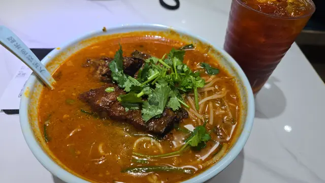 黃立䱽火麻酸辣米線加豬軟骨