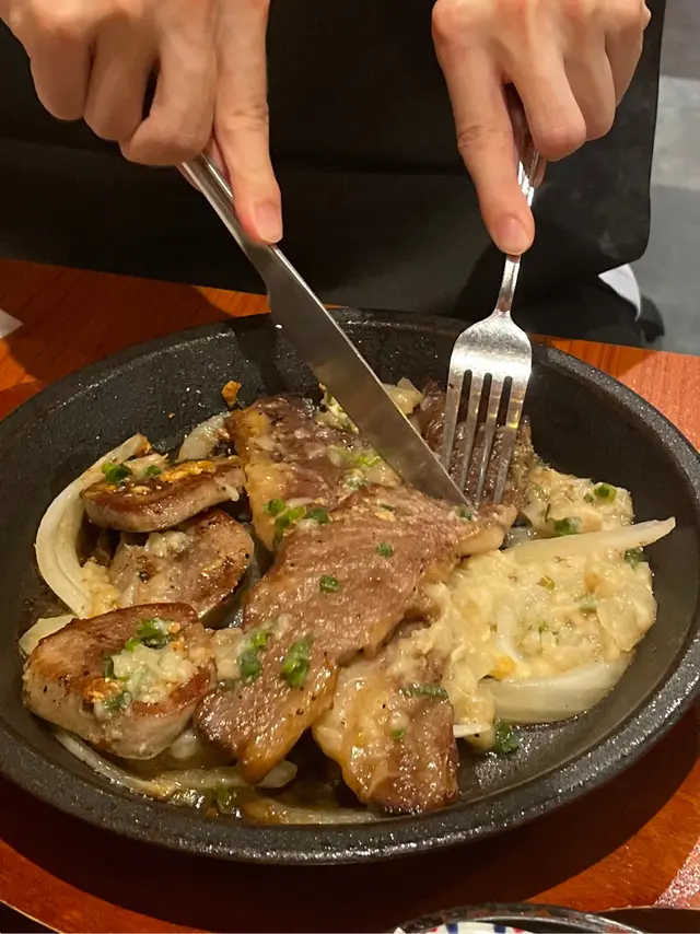 鐵板牛小排配牛舌尖