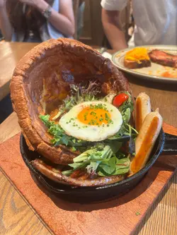 非常難吃的鬆餅，配菜也略為普通