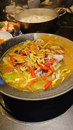 老坛酸菜鱼(前),原味椰子鸡(后)