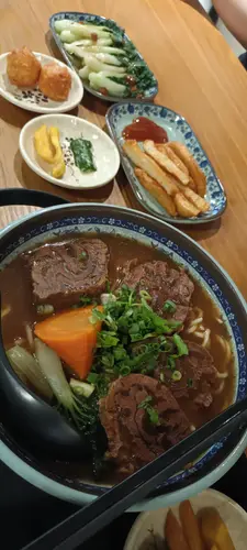 清燉牛肉麵 ，滷肉飯，小食