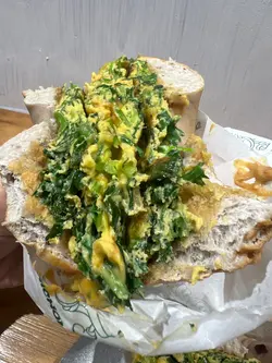 厚蛋芫茜芝士三文治🥪蓝莓Bagel