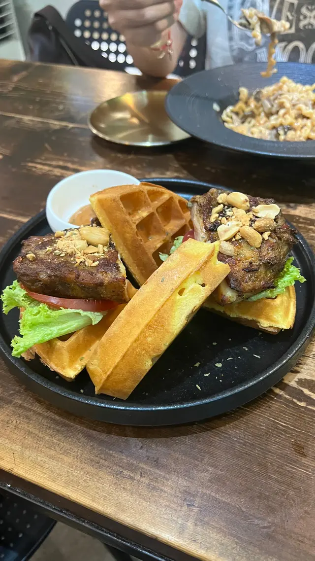 慢煮口水雞扒窩夫三文治