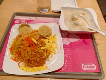 家乡炒米粉、柴鱼花生猪骨粥

+ 小笼包（ 2 粒）