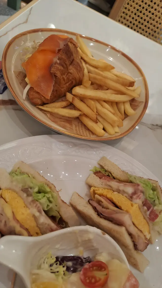 煙燻三文魚牛角包配炸薯條