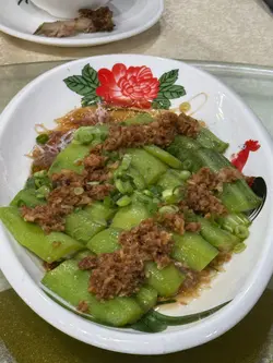 这是非常惊喜的一款蔬,蒜蓉沾满了粉丝及瓜,健康美味