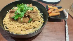 手工面条质感Q弹有嚼劲，吸满沙茶酱与牛肉汁，咸香带微辣 🌶️，味道层次丰富。



