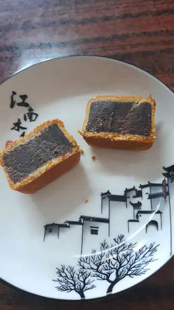 切开嘅迷你陈皮豆沙月